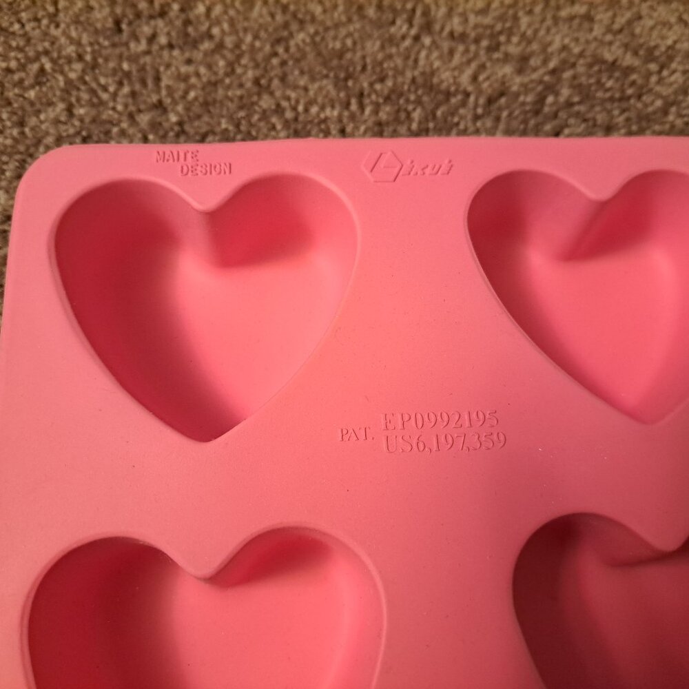 Lékué Pink Heart Shaped Silicone heart baking mold. - Picture 5 of 9